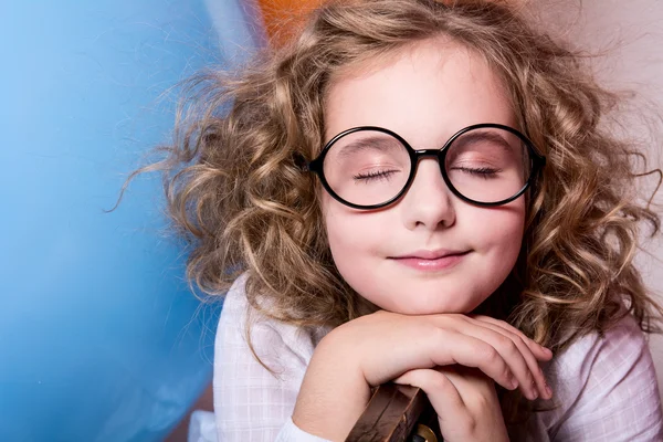 Porträtt av teen flicka drömmer i glas med ögonen stängda igen — Stockfoto