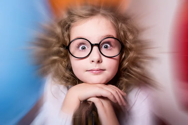 Portret zaskoczony kręcone dziewczyna w okularach na backgrou — Zdjęcie stockowe