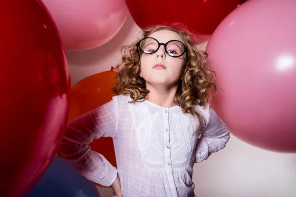 Porträtt av allvarliga teen flicka på bakgrund av stora gummi — Stockfoto