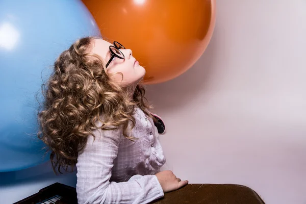 Portret van krullend tiener meisje in glazen op de achtergrond tentje — Stockfoto