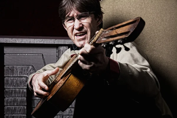 Adult man playing guitar and sings a song — Stock Photo, Image