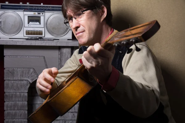 Adult man playing guitar. — Stock Photo, Image