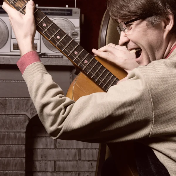 Hombre alegre en gafas tocando la guitarra . — Foto de Stock