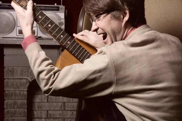 Adult cheerful man with acoustic guitar. — Stock Photo, Image