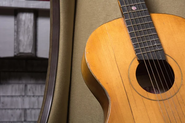 Close-up van akoestische gitaar liggend op de Bank — Stockfoto