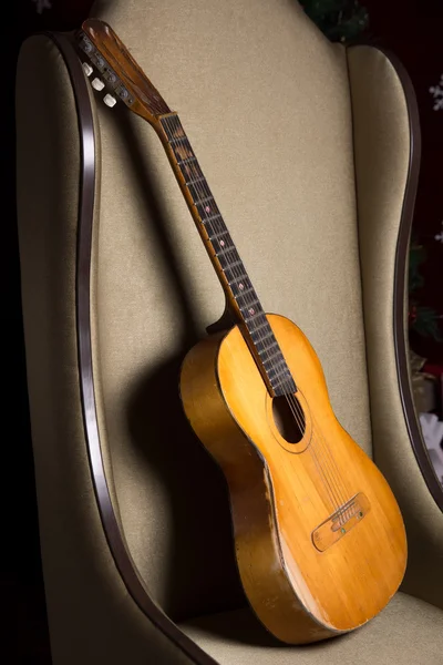 Akoestische gitaar op een stoel — Stockfoto