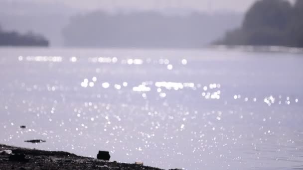 波光粼粼的波浪水照耀着阳光明媚的夏日，抽象模糊的背景，在河上 — 图库视频影像