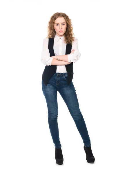 Портрет молодой деловой девушки с вьющимися волосами в джинсах — стоковое фото