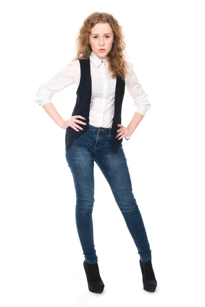 Портрет молодой деловой девушки с вьющимися волосами в джинсах — стоковое фото