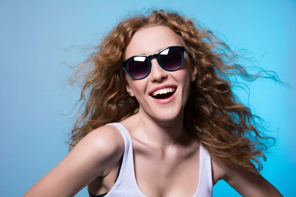 Pretty young emotional girl in sunglasses — Stock Photo, Image