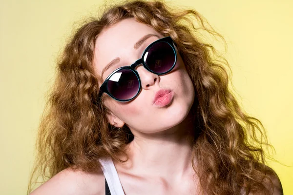 Hübsche junge schöne Mädchen mit Sonnenbrille macht Lippen küssen — Stockfoto