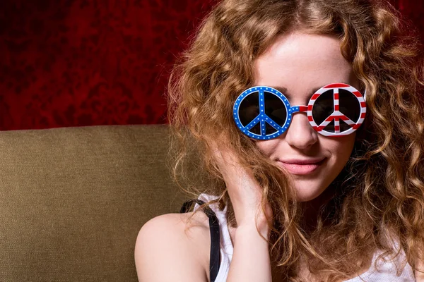 Fiatal lány göndör haja napszemüveget visel — Stock Fotó