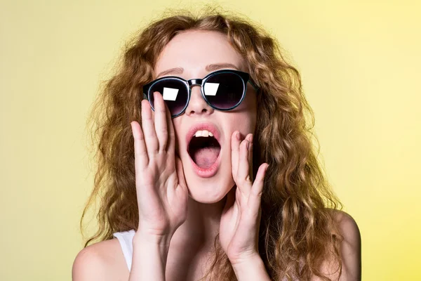 Nice girl with curly hair screaming — Stock Photo, Image