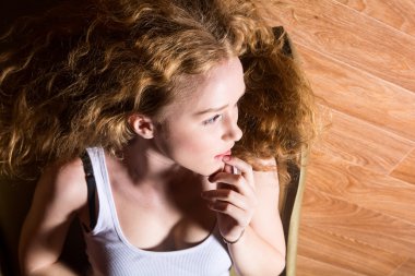 Portre üzgün, depresif, stresli, düşünceli bir genç kadın, fu