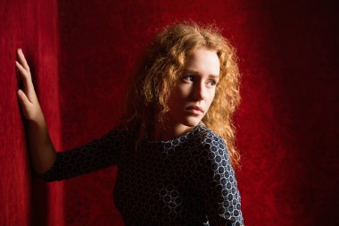 Portre üzgün, depresif, stresli, düşünceli bir genç kadın, fu