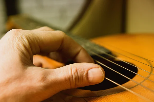 Guitarrista de guitarra acústica tocando . — Fotografia de Stock