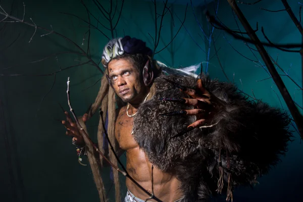 Hombre musculoso con rastas y piel a través de los árboles . — Foto de Stock