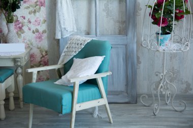 Sandalyeler, yastıklar, kapı ve çiçek iç Oda