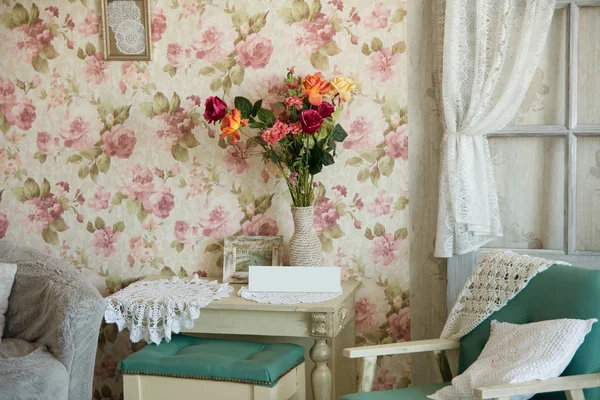 Quarto interior com cadeiras, almofadas, porta e flores — Fotografia de Stock