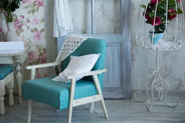 Habitación interior con sillas, almohadas, puerta y flores — Foto de Stock