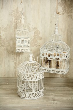 Bir süsleme ile iç duvarında beyaz birdcages