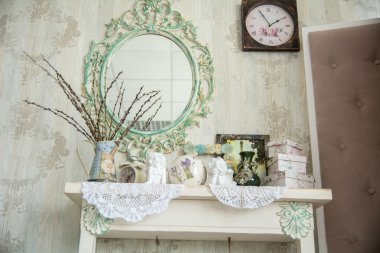 Vintage iç ayna ve bir vazo ve willows içeren bir tablo ile