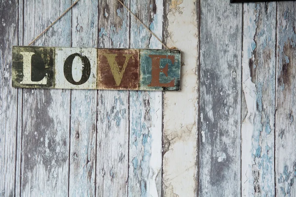 Een bord met het woord liefde op de achtergrond van de oude muur van boa — Stockfoto