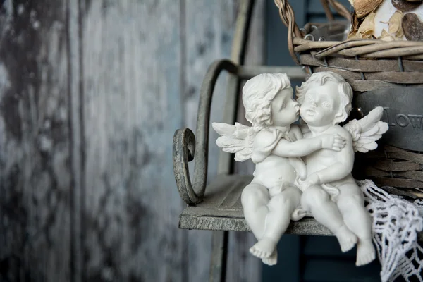 Figurines love angels sitting on a bench — Stock Photo, Image