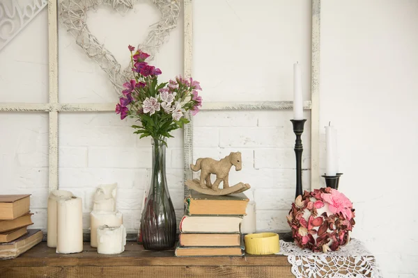 Interiér s knihy květiny a svíčky — Stock fotografie