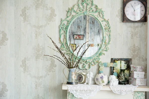 Винтажный интерьер с зеркалом и столом с вазой и ивами — стоковое фото