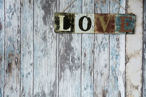 Een bord met het woord liefde op de achtergrond van de oude muur van boa — Stockfoto