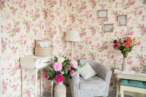 Sandalye, pillowsand çiçekler ile iç odası — Stok fotoğraf