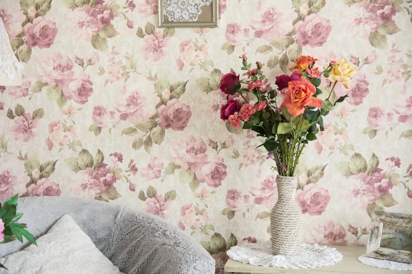 Chambre intérieure avec chaises, oreillers et fleurs — Photo