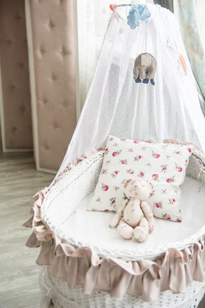 Retro dormitorio infantil interior con una cuna de mimbre y teddy b — Foto de Stock