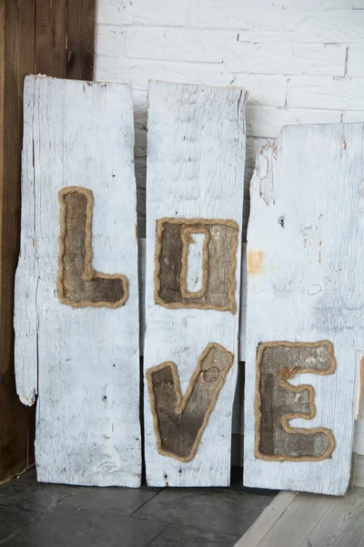 Inschrift Liebe auf alten Holzbrettern. — Stockfoto