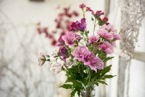 Kytice z umělých květin na světlém pozadí návrhu — Stock fotografie