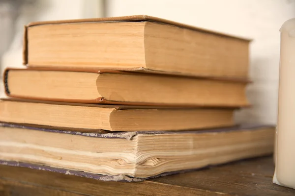 Livros velhos em uma prateleira em uma casa de campo — Fotografia de Stock