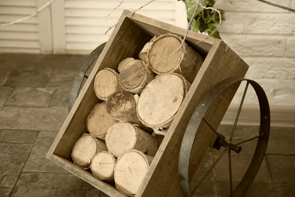 Troncos de abedul en un carro de madera con ruedas de hierro — Foto de Stock