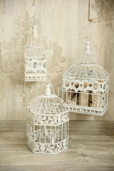 장식으로 실내 벽에 흰색 birdcages — 스톡 사진