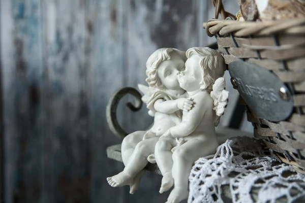 Figurinas adoram anjos sentados em um banco — Fotografia de Stock
