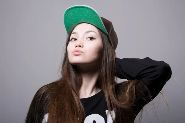 Chica joven con una gorra . — Foto de Stock