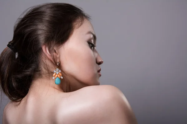 Close-up portrait of a girl with bare shoulders in profile — Stock Photo, Image