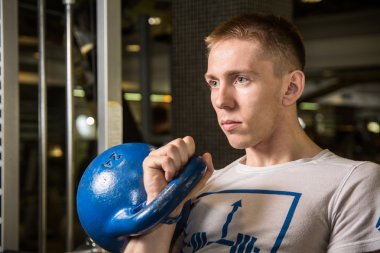 Kettlebell salıncak egzersiz eğitim adam vasıl jimnastik salonu. 