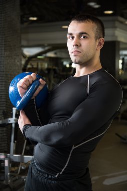 Kettlebell salıncak egzersiz eğitim adam vasıl jimnastik salonu. 