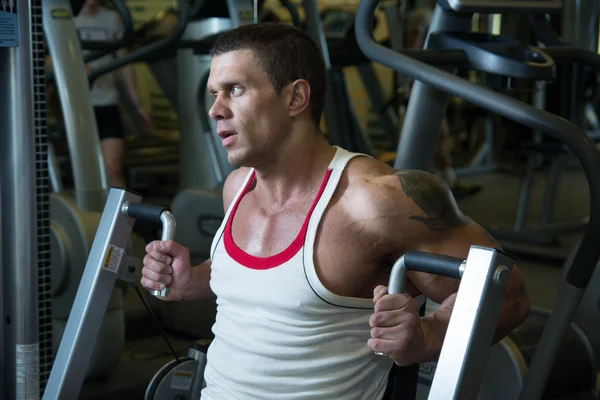 Close-up retrato de um homem musculoso no ginásio — Fotografia de Stock