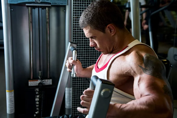 Porträtt av en muskulös man i gymmet. — Stockfoto