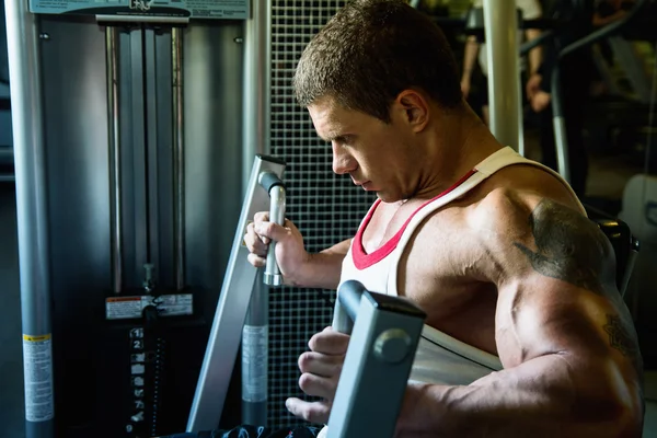 Close-up portrait of a muscular man in the gym. — Stock Photo, Image