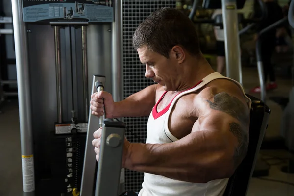 Крупный план портрета мускулистого человека в спортзале . — стоковое фото