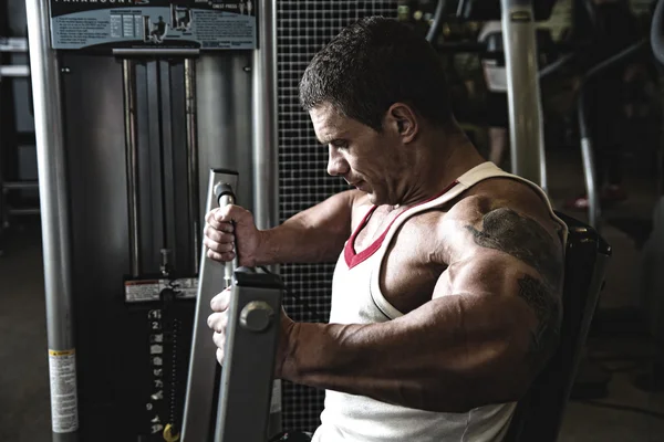 Портрет мускулистого мужчины в спортзале — стоковое фото
