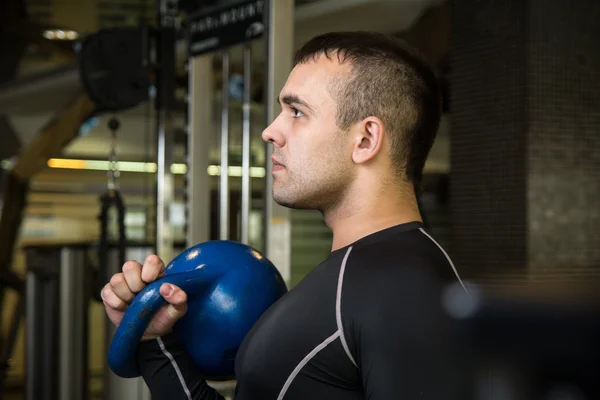 Kettlebell swing treino homem no ginásio . — Fotografia de Stock